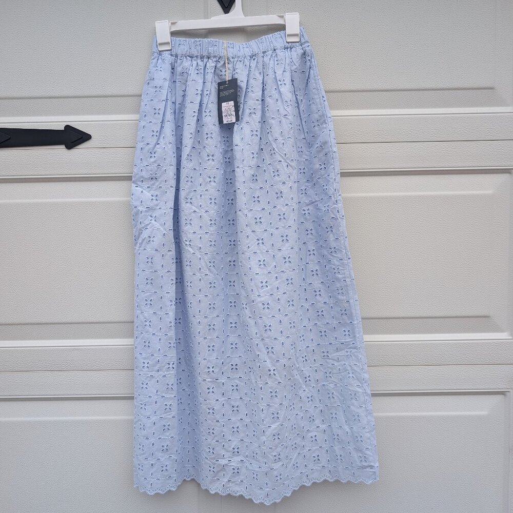 NWT- XS Universal Thread Eyelet skirt with pockets